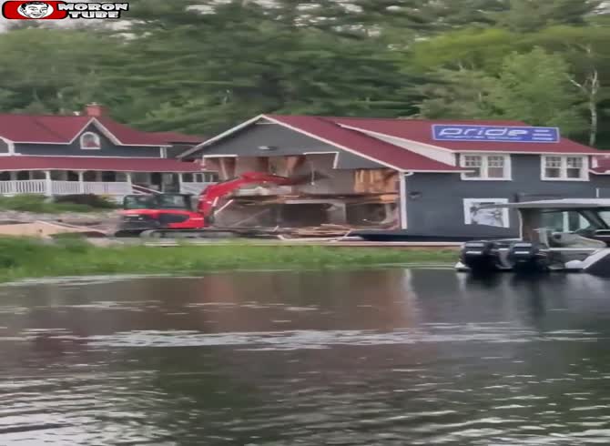 Video :An irate worker uses an excavator to damage the marina